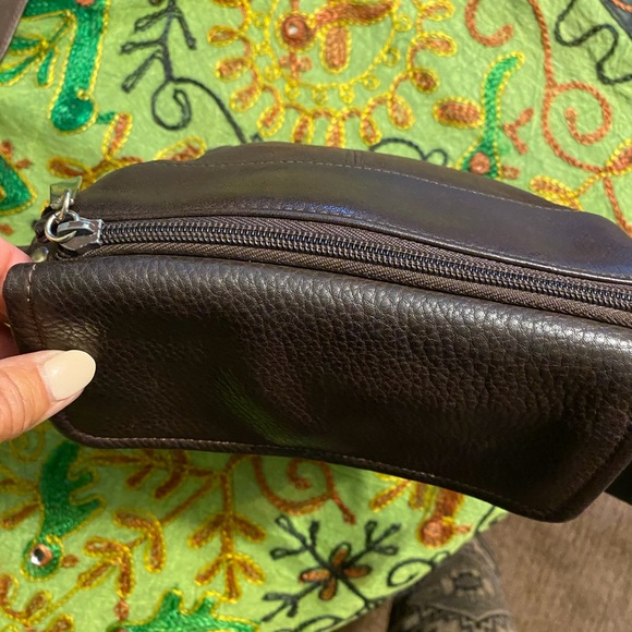 Vintage Wilson Brown Leather Crossbody Bag. - Picture 5 of 9